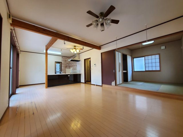 吉川市　中央3丁目　中古戸建の居間・リビング|陽当り良好なリビング家族みんなが爽やかに健やかに過ごせます