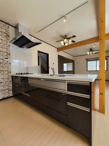 吉川市　中央3丁目　中古戸建のキッチン|使い勝手の良さはもちろん、見た目もおしゃれ！思わず自慢したくなるような素敵なキッチン♪