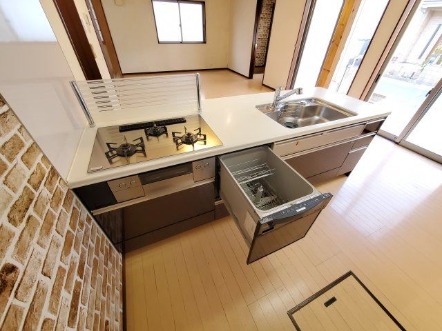 吉川市　中央3丁目　中古戸建のキッチン|食器洗浄機が後片付けをサポート！食事後の家族のくつろぎタイムをゆっくりもてます♪