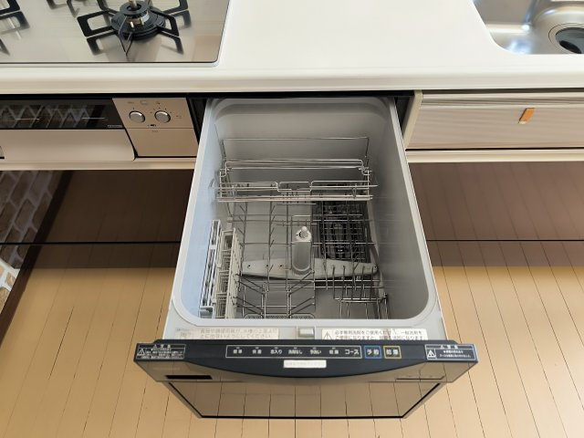 吉川市　中央3丁目　中古戸建のキッチン|食器洗浄機が後片付けをサポート！食事後の家族のくつろぎタイムをゆっくりもてます♪