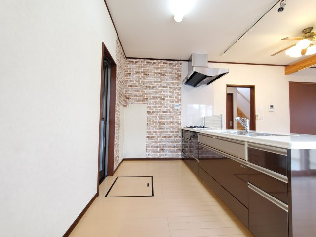 吉川市　中央3丁目　中古戸建のキッチン|広々キッチンならお子様と一緒にお菓子作りやパーティ準備も楽しめる♪