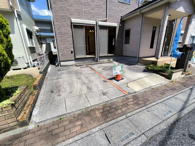 吉川市　中央3丁目　中古戸建の駐車場|並列2台駐車可能なカースペースです♪この他にも2台駐車でき最大4台駐車可能です♪