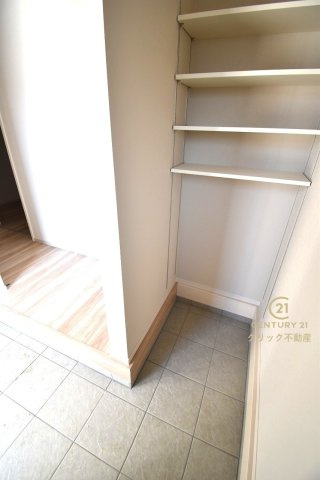 ケイアイフィット　水戸市元吉田町　14期 　1の玄関|ミニトランクとして使えるスペースです。靴の他、雨具、防災用品、スポーツ用品等を置くのもいいですね。オープンタイプの可動棚は置きたい物に合わせて自由な使い方ができます。