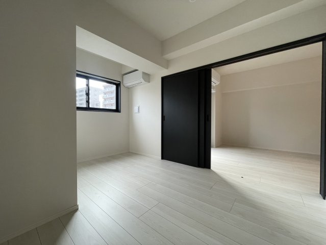 落ち着いた色調の洋室です