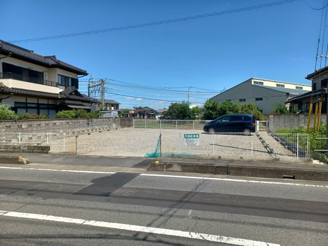 東松山市松葉町４丁目の売地の外観|前面は現在駐車場として整備されています。当面駐車場としての運営も可能です。
