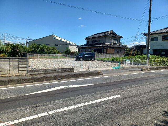 東松山市松葉町４丁目の売地の前面道路含む現地写真|前面道路幅は約10ｍございます。