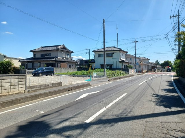東松山市松葉町４丁目の売地の前面道路含む現地写真|前面道路幅は約10ｍございます。