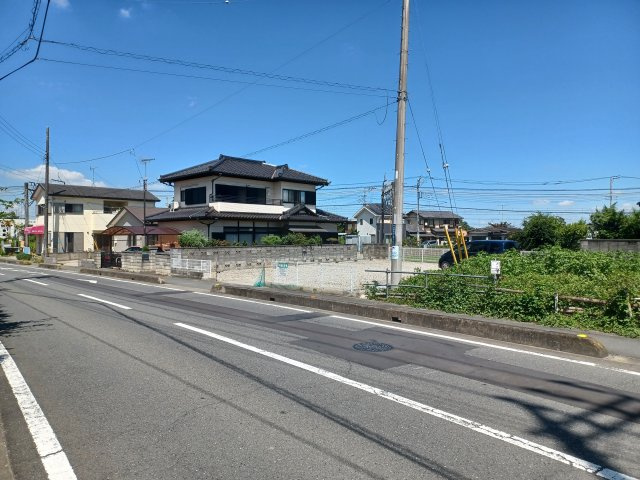 東松山市松葉町４丁目の売地の前面道路含む現地写真|前面道路幅は約10ｍございます。