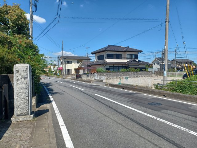 東松山市松葉町４丁目の売地の前面道路含む現地写真|前面道路幅は約10ｍございます。