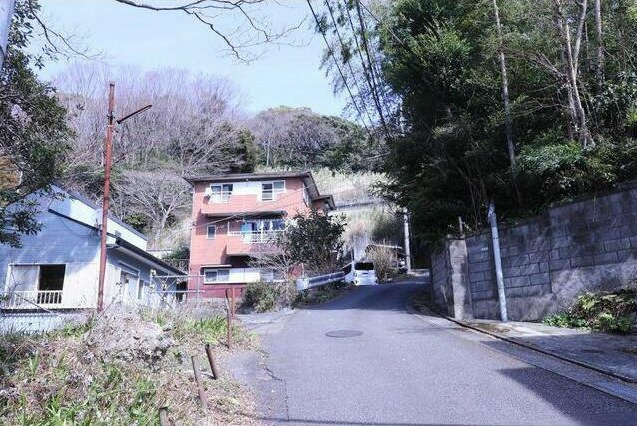 熱海市　緑ガ丘町の前面道路含む現地写真