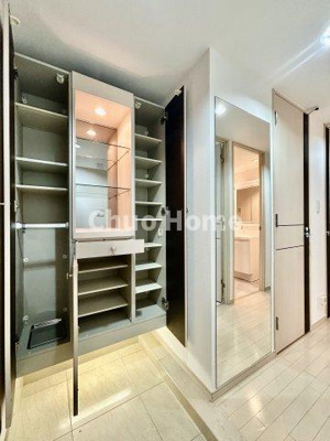 【玄関】 | プレジール東大島 | 【玄関】玄関には大型のシューズクローゼットを設置しておりますのでいつでもスッキリりとした空間を保てます。玄関周りを清潔に使うのはとても大事なことですよね。