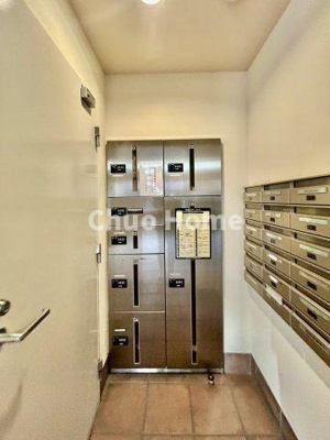 【設備】 | プレジール東大島 | 【宅配ボックス】在宅時・不在時に関わらず、居住者の代わりに非対面で宅配物を受け取ってくれる便利な設備です。わかりやすくご説明致しますので見学時にはお部屋だけではなく共用部分もぜひチェックしてください。