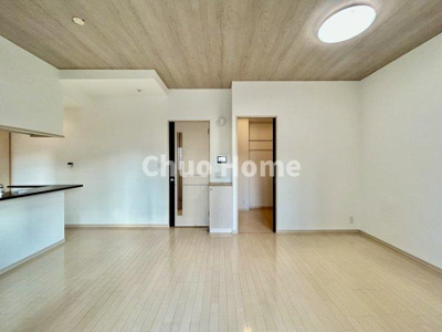 【キッチン】 | プレジール東大島 | 視界に広がりを生むオープンなキッチン。料理や片付けをしながら、家族との会話を楽しんだり、リビングで遊ぶ子どもを見守れます。ご見学時には家具の配置などもイメージしながらぜひご覧になって見て下さい。