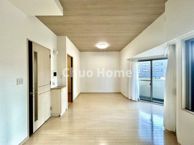 【居間・リビング】 | プレジール東大島 | 【リビングダイニング】一日の中で多くの時間を過すことになるリビングダイニングだからこそ、いつも穏やかな空間であることが必然。爽やかな通風と採光を存分に感じる事が出来る空間です。