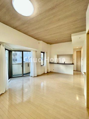 【ダイニング】 | プレジール東大島 | 【ダイニング】忙しい朝でも、しっかり家族が揃って食事をして頂けるゆとりある大きさのダイニングスペース。奥様が作る手料理をカウンター越しに受けとって頂き、テーブルで囲む素敵な時間を存分に愉しんで下さい。