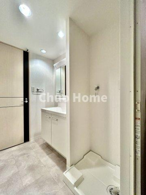 【ランドリースペース】 | プレジール東大島 | 【ランドリースペース】担当者がスケールを持ち歩いておりますので、ご見学時には現在お使いの洗濯機などがきちんと収まるかなどもチェックして下さい。見学前に測っておくと非常に便利だと思います。