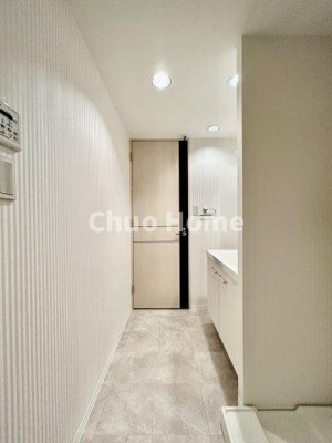 【脱衣所】 | プレジール東大島 | 【洗面所】明るい洗面所は朝をすっきりさせてくれる空間です。バタバタしている忙しい朝でも収納が多い洗面台では短い時間で効率良く支度ができます。