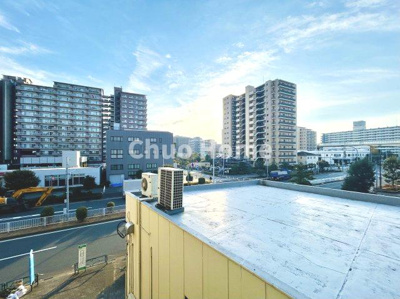 【展望】 | プレジール東大島 | 手を伸ばせば、ふれることが出来そうな環境が、そのままインテリアになったような印象です。その豊かな眺望にふさわしい空間には、通風・採光にも優れ、心地よい光と風があふれています