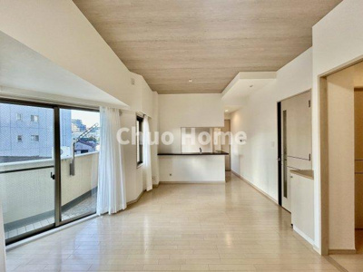 【居間・リビング】 | プレジール東大島 | 【居間・リビング】「ＬＤＫは家族団らんをデザイン」広いＬＤＫでは家族が集まり一緒の時間を過ごせる工夫がされております。何気ない一日の当たり前のひとコマがいつか一生の宝物になります