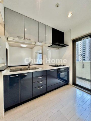 【キッチン】 | プレジール東大島 | 【システムキッチン】ワイドで収納豊富な使い勝手の良いカウンターキッチンには、伸縮タイプのキッチン水栓、三ツ口コンロ・魚焼きグリルなどの便利な設備が標準完備されています。