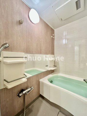 【浴室】 | プレジール東大島 | 【バスルーム】暖房換気乾燥機付きシステムバスルーム。暖房・冷風・換気・乾燥など、毎日を快適に過ごせるうれしい機能が揃っています。雨の日の洗濯物も安心です。