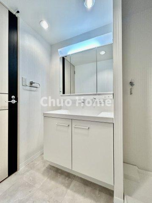 【独立洗面台】 | プレジール東大島 | 【洗面化粧台】洗面化粧台には三面鏡を採用。身だしなみを整えやすい事はもちろんですが、鏡の後ろに収納スペースを設ける事により、散らかりやすい洗面スペースをすっきりさせる事が出来るのも嬉しいですね