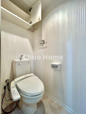 【トイレ】 | プレジール東大島 | 【トイレ】 収納スペースをしっかりと確保した温水洗浄便座機能付きトイレ。温水洗浄便座は清潔にお使いいただくための大切なアイテムです。