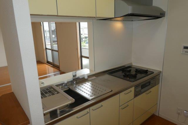 オリーブコートＡのキッチン|３口ガスコンロ付システムキッチン