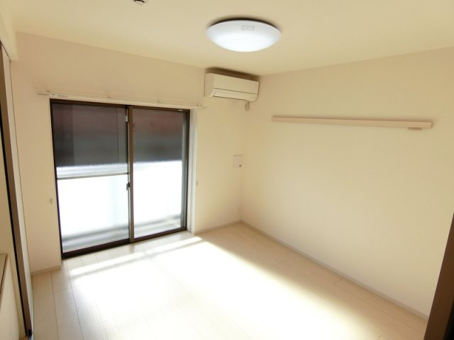 リブリ・パープルヒルⅡの寝室|広くて明るい寝室