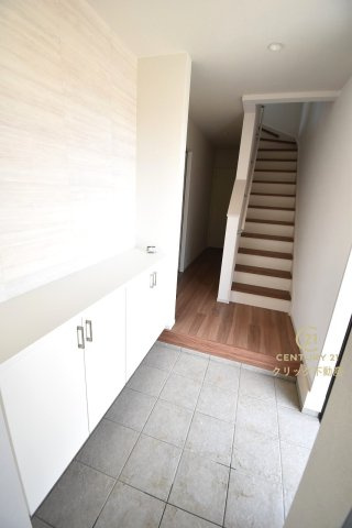 ケイアイフィット　水戸市元吉田町　14期 　3の玄関|たっぷり収納できるシューズボックスで玄関もスッキリ！扉の中は可動棚ですので、靴に合わせて高さを自由に変えることができます。