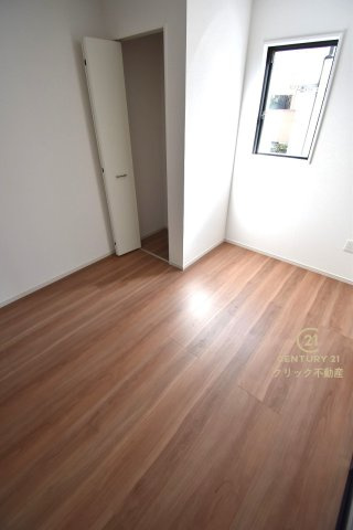 ケイアイフィット　水戸市元吉田町　14期 　3の洋室|1階洋室です。リビングとの間の引き戸を閉めて在宅ワークに、開放してキッズスペースに、など自由に空間を分けて使えます。収納も配備されております。
