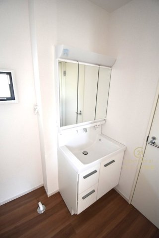 ケイアイフィット　水戸市元吉田町　14期 　3の独立洗面台|洗面台は洗練されたシンプルなデザインでお手入れも楽です。
洗面脱衣室は窓があるので採光、通風良好です！