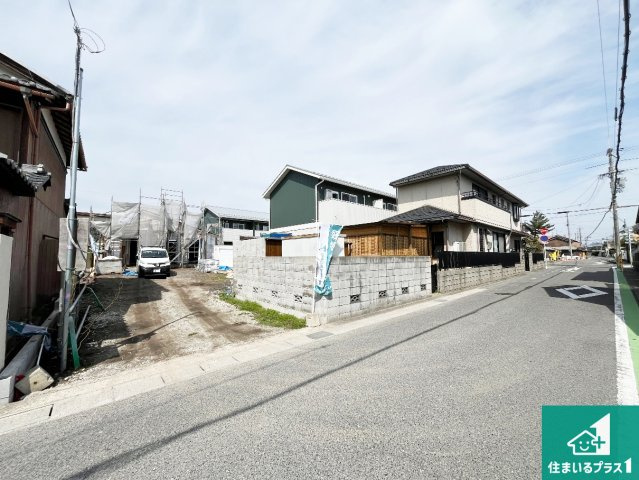 近江八幡市出町　第1期　新築一戸建ての前面道路含む現地写真|周辺は落ち着いた街並みの住宅地！子育てがしやすい住環境です！まだ未完成ですが、現地でしかわからない事もございます。是非一度ご覧ください。