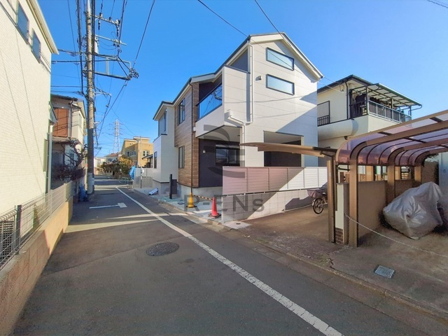 【前面道路含む現地写真】 | 練馬区向山４丁目　新築戸建て | 落ち着いた住宅街の一角、ゆったり過ごせる住環境です
