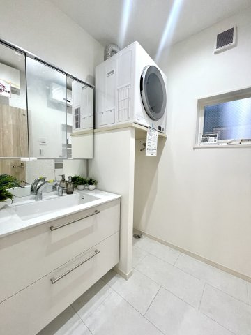 板橋区仲町　認定低炭素住宅　太陽光パネル×SECOM完備　大型省エネ邸宅の独立洗面台