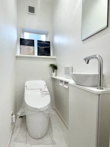 板橋区仲町　認定低炭素住宅　太陽光パネル×SECOM完備　大型省エネ邸宅のトイレ