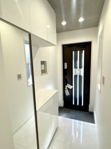 板橋区仲町　認定低炭素住宅　太陽光パネル×SECOM完備　大型省エネ邸宅の玄関