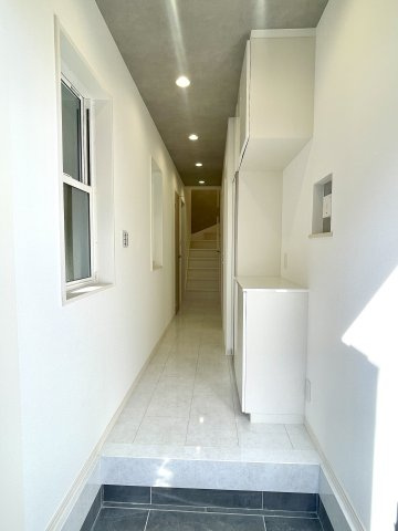 板橋区仲町　認定低炭素住宅　太陽光パネル×SECOM完備　大型省エネ邸宅の玄関