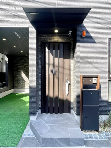 板橋区仲町　認定低炭素住宅　太陽光パネル×SECOM完備　大型省エネ邸宅の玄関