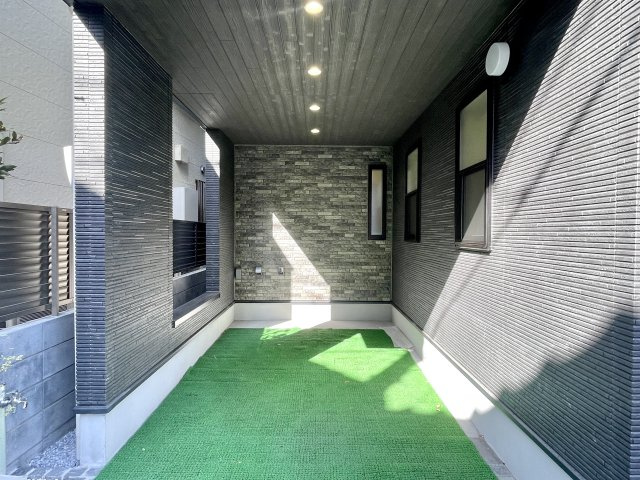 板橋区仲町　認定低炭素住宅　太陽光パネル×SECOM完備　大型省エネ邸宅の駐車場