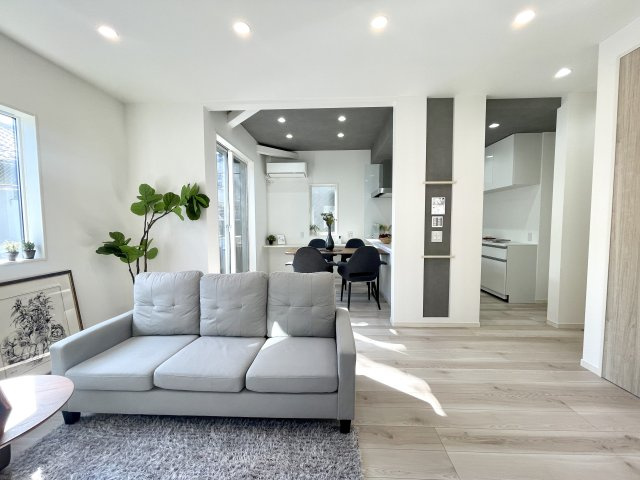 板橋区仲町　認定低炭素住宅　太陽光パネル×SECOM完備　大型省エネ邸宅の居間・リビング