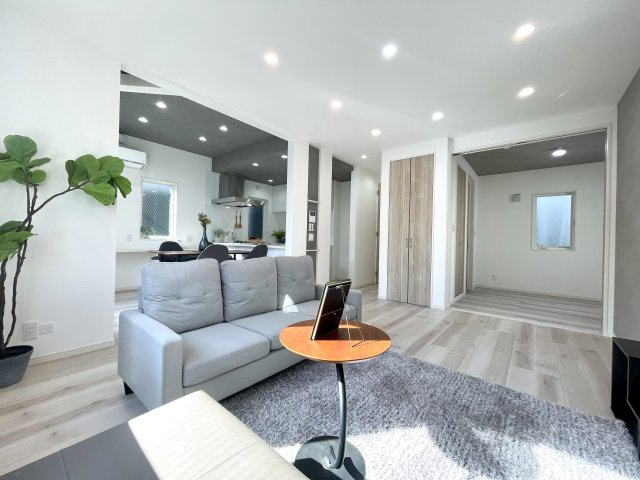 板橋区仲町　認定低炭素住宅　太陽光パネル×SECOM完備　大型省エネ邸宅の居間・リビング