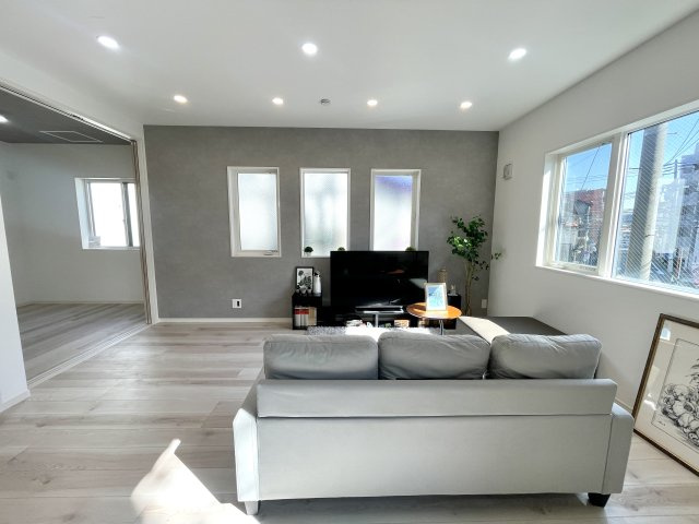 板橋区仲町　認定低炭素住宅　太陽光パネル×SECOM完備　大型省エネ邸宅の居間・リビング