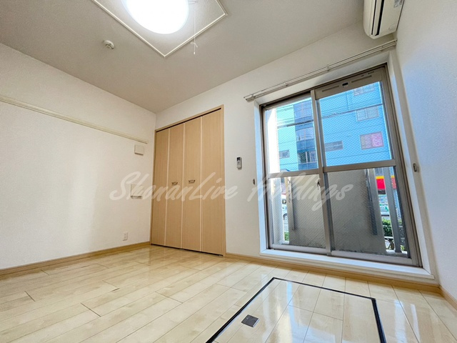 横浜市金沢区六浦２丁目の賃貸マンションの居間・リビング|6.2帖のリビング♪大型床下収納