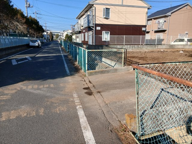 東松山市六反町　土地の前面道路含む現地写真