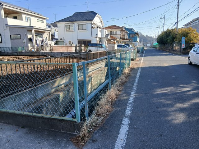 東松山市六反町　土地の前面道路含む現地写真