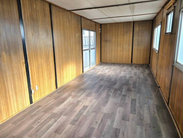 浜野三丁目事務所付き戸建ての居間・リビング|こちらのリビングで趣味の時間をお楽しみください