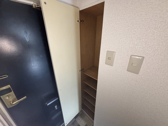 ダイドーメゾン三宮東の玄関