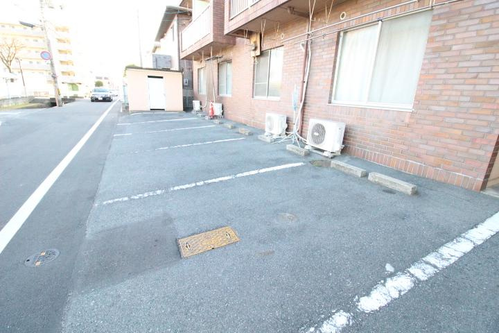 メゾンＭＫ豊成の駐車場|車をお持ちの方に嬉しい駐車場付きの物件です