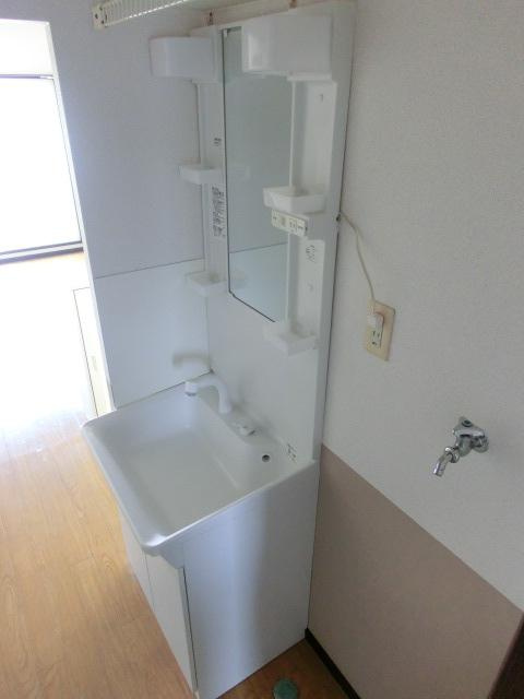 サンビレッジ芳田の洗面所|コンパクトで使いやすい洗面所